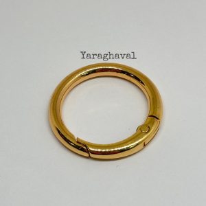 حلقه گردطلایی بازشو a gold ringon a white surface